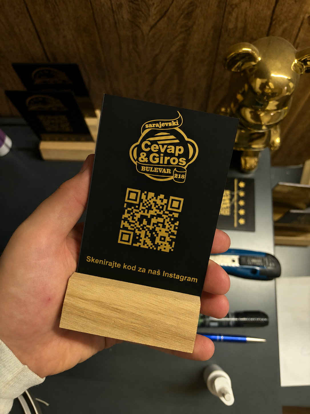 Pločica sa QR kodom crna sa zlatnom gravurom - Image 2