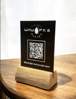 Pločica sa QR kodom crna sa belom gravurom