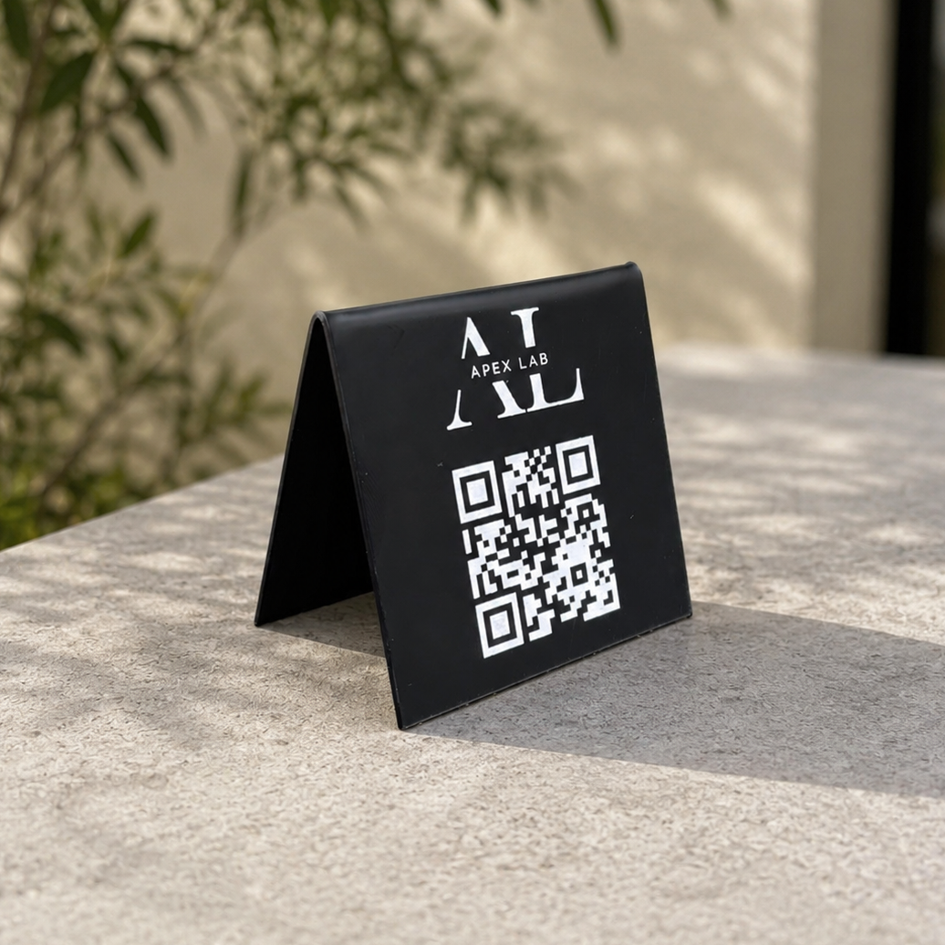 Zakrivljena pločica sa QR kodom crna sa belom gravurom